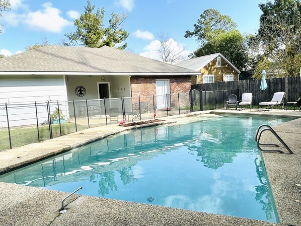 Outdoor pool - ❤️2.2 MilesToLSU•2 Desks•WasherDryer•AC🤿Pool•FencedYardPatio📺SmartTV❤️ (Baton Rouge)