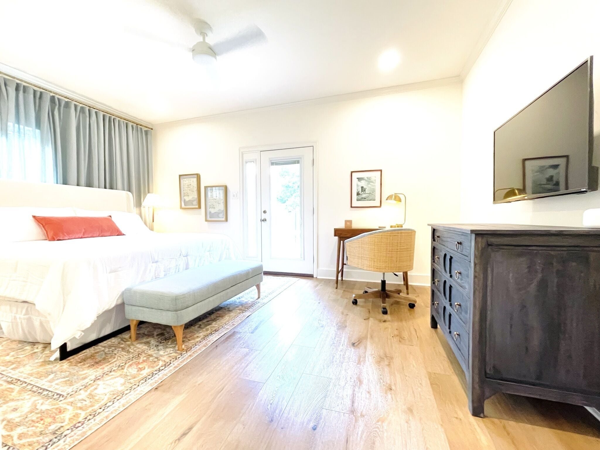 3 chambres, bureau, fer et planche à repasser, lit parapluie