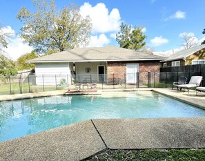 Outdoor pool - ❤️2.2 MilesToLSU•2 Desks•WasherDryer•AC🤿Pool•FencedYardPatio📺SmartTV❤️ (Baton Rouge)