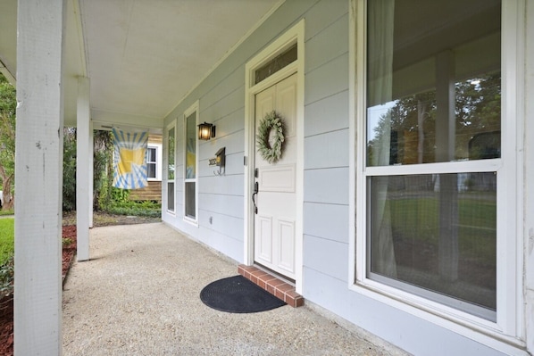 A house with a porch, a front door with a wreath, and a mailbox. - ❤️2.2 MilesToLSU•2 Desks•WasherDryer•AC🤿Pool•FencedYardPatio📺SmartTV❤️ (Baton Rouge)