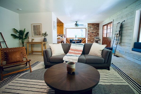 Smart TV, fireplace - Cozy Mid-Century cottage near Sierra National Forest and Yosemite Park. (Mariposa)
