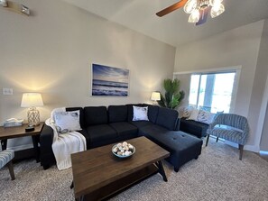 スマートテレビ、テーブルサッカー台、卓球台、書庫