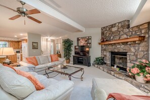 45-inch TV with cable channels - Lake Cortez Hideaway (Hot Springs Village)