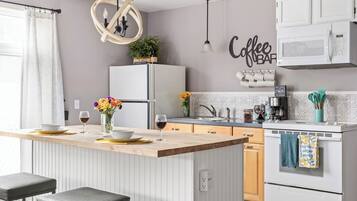 Coffee/tea maker, fridge, microwave, oven