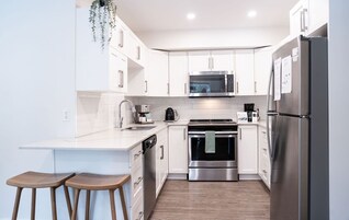 Refrigerador con freezer, microondas, horno, placa de cocina