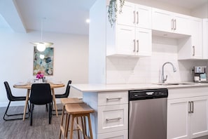Bloc d'apartaments | Cuina privada | Frigorífic gran, microones, forn i placa de cuina 