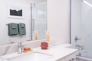 Apartment | Badezimmer | Haartrockner, Handtücher
