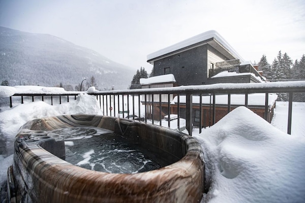 Powder Village Retreat | Mountain view