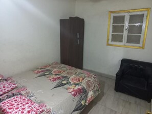 2 bedrooms, WiFi - Romantic Spanish villa w/hot tub — 5 min from the beach (الجيزة)
