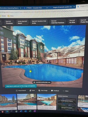 Alberca techada y alberca al aire libre