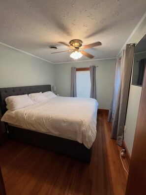 3 habitaciones, ropa de cama de alta calidad y escritorio