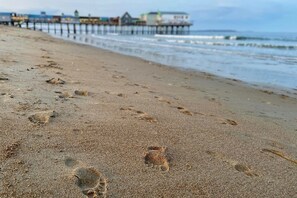 Playa en los alrededores, camastros y toallas de playa 