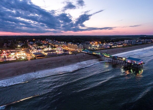 Playa en los alrededores, camastros y toallas de playa 