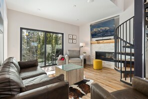 Smart TV, chimenea, libros, biblioteca de música