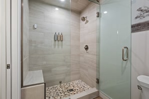 Badewanne, Haartrockner, Handtücher