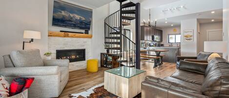 Smart-TV, Kamin, Bücher, Musikbibliothek