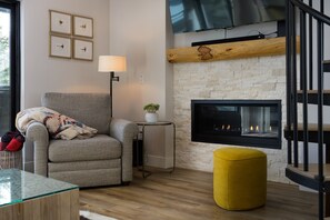 Smart-tv, eldstad, böcker och ett filmbibliotek