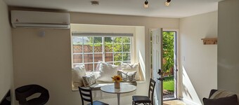 Cozy / Modern Guest Suite + Private Backyard in LA