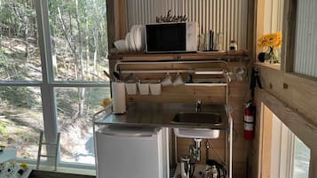 Refrigerador, microondas, cafetera y tetera y tetera eléctrica