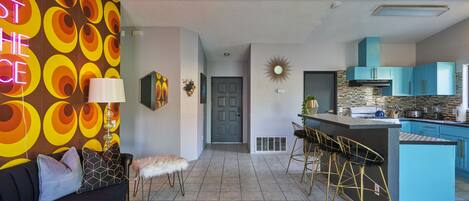 TV connectée, cheminée, table de tennis de table