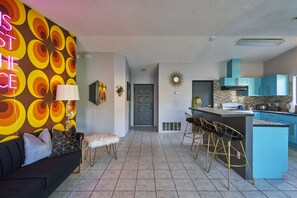 Smart-TV, Kamin, Tischtennisplatte