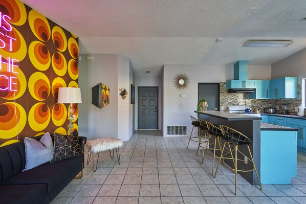 Smart TV, chimenea, mesa de ping pong