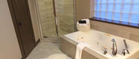 Badekar, hårtørrer, bidet, håndklæder