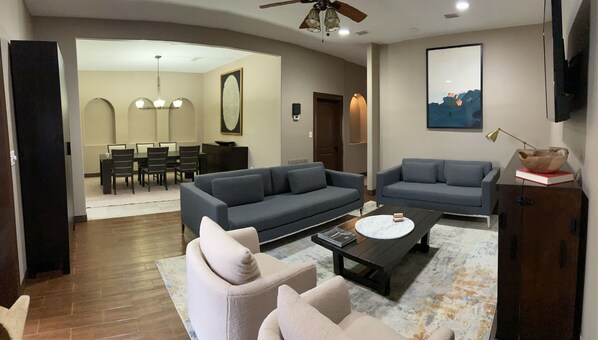 Smart TV, books - Peaceful, and luxurious house in McAllen, TX (McAllen)