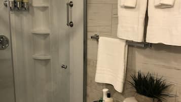 Douche, séchoir à cheveux, serviettes fournies, savon