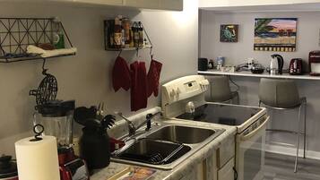 Réfrigérateur, micro-ondes, four, plaque de cuisson