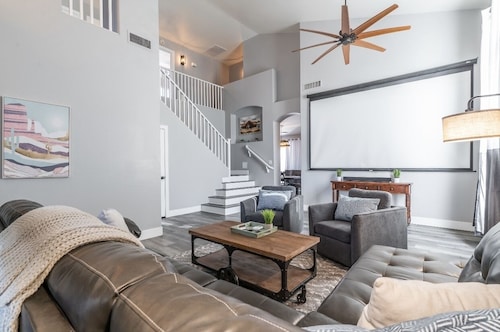 Huge 4 bedroom home filled with entertainment for all!