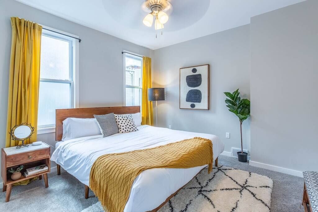 3 chambres, bureau, fer et planche à repasser, lit parapluie