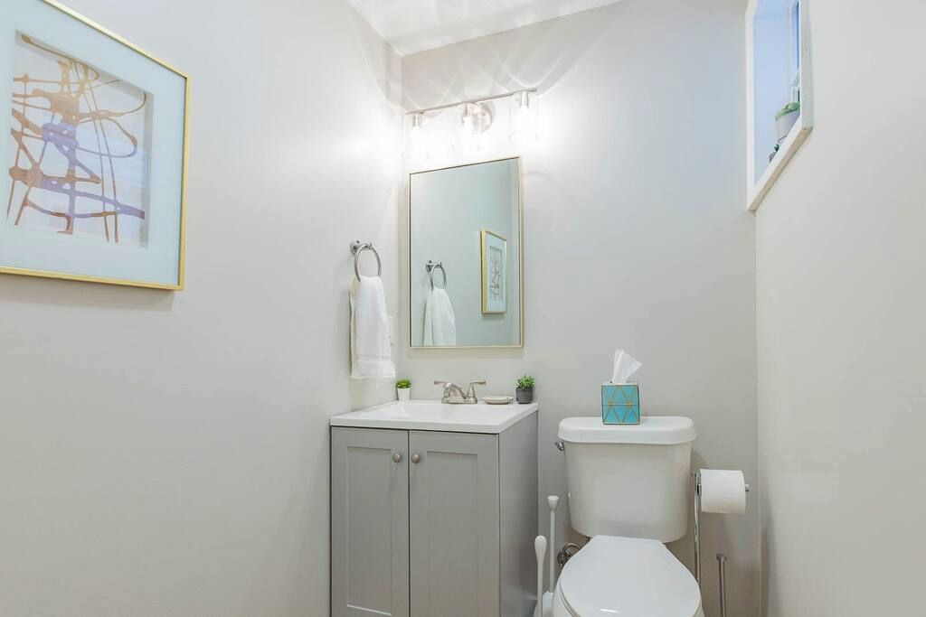 Un bagno con il water, un lavandino e un armadietto.