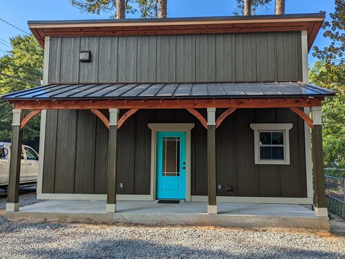 Full Kitchen with in Unit Washer/Dryer.  Private Entrance & no contact check-in