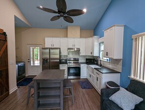 Großer Kühlschrank, Mikrowelle, Ofen, Herdplatte