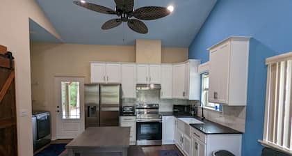 Full Kitchen with in Unit Washer/Dryer.  Private Entrance & no contact check-in