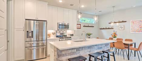 Fridge, microwave, stovetop, dishwasher
