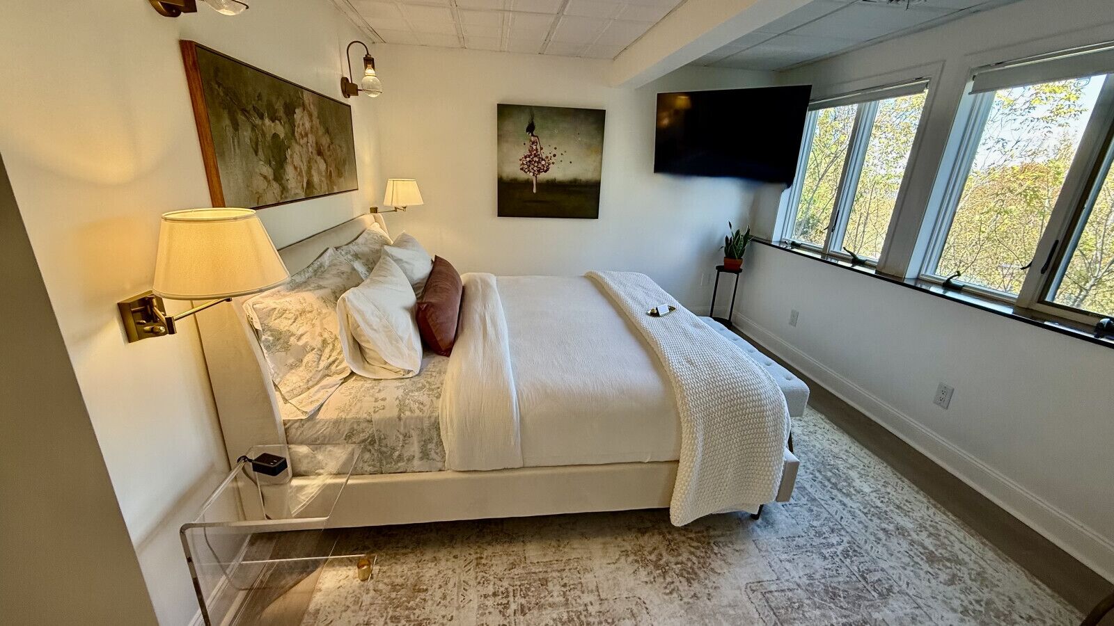 1 sovrum, skrivbord, strykjärn/strykbräda och resesäng