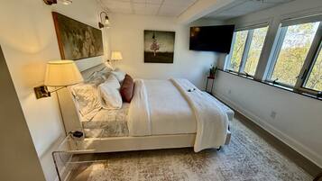 1 habitación, escritorio, tabla de planchar con plancha y cuna de viaje