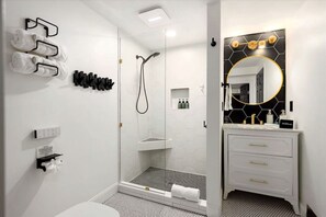 Haartrockner, Handtücher, Seife, Toilettenpapier