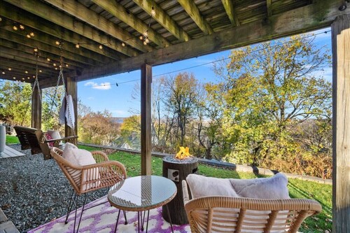 Secluded apartment with year-round, hot tub, close to everything!