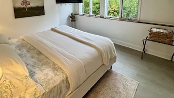 1 quarto, escrivaninha, ferros/tábuas de passar roupa, berço de viagem