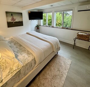1 habitación, escritorio, tabla de planchar con plancha y cuna de viaje 