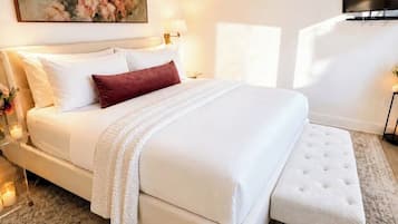 1 chambre, bureau, fer et planche à repasser, lit de bébé portatif
