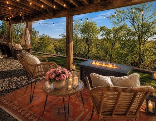 Private Retreat with fire pit and hot tub