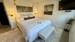 1 soverom, skrivebord, strykejern/-brett og reiseseng for barn