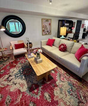 Smart TV, fireplace, computer monitors - Secluded apartment with year-round, hot tub, close to everything! (Syracuse)