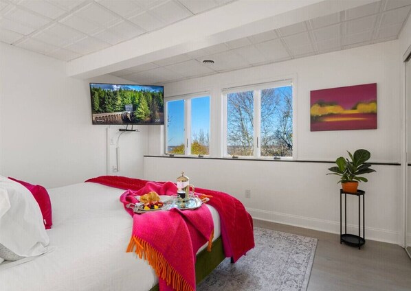 1 dormitorio, escritorio, tabla de planchar con plancha y cuna de viaje