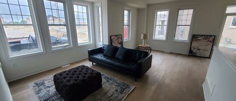 TV, lareira, videogames, mesa de pingue-pongue