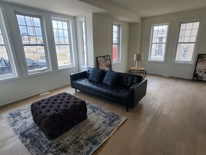 TV, fireplace, video games, table tennis - Bathed in natural light, this corner lot four bedroom townhome is sure to please (Brampton)